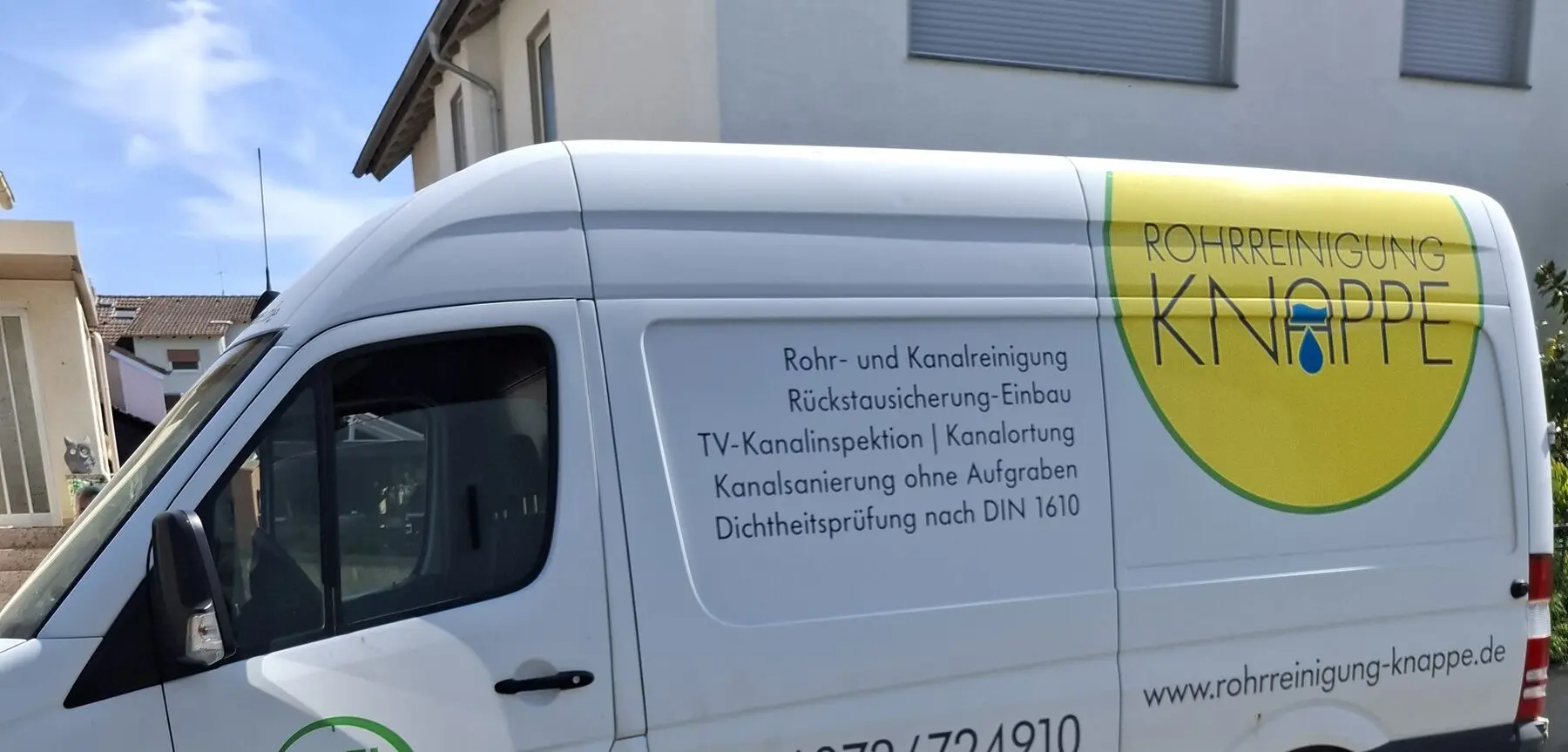 Einsatzfahrzeug von Rohrreinigung Knappe vor einem Wohnhaus in Babenhausen